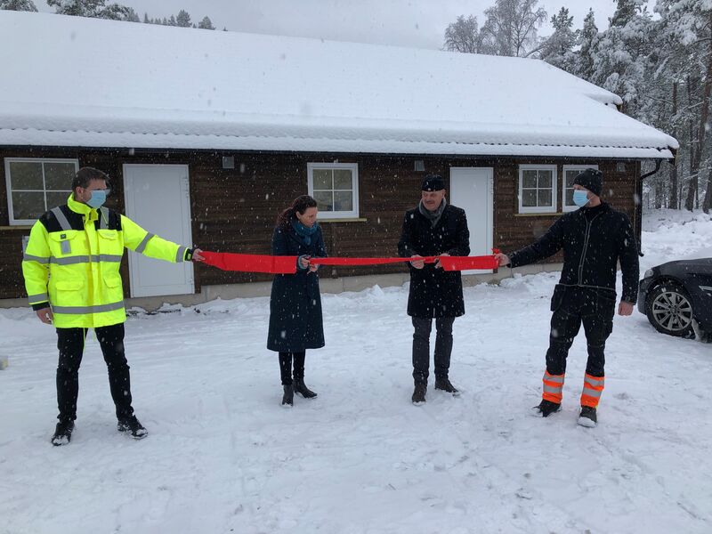 Ordfører Gro Anita Mykjåland og ordfører Nils Olav Larsen  klipper båndet til kalkanlegget på Skaiå, mens Egil Mølland fra Veland og Rune Schellingerhøut fra Vennesla holder i hver sin ende.
