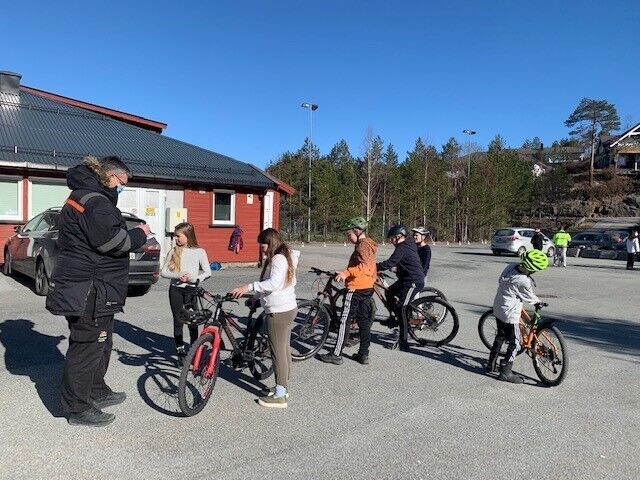 Femtreklassingene på Skarpengland kommer for å få sjekket sykkelen hos Tom Erik Dønnestad i Nulvisjonen