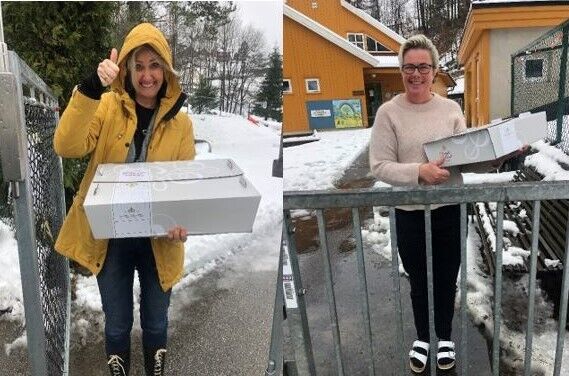 Sigrid Frigstad i Snømyra barnehage og Kristin Vasvik Håland i Klokkerstua tok i mot kake med smil og glede.