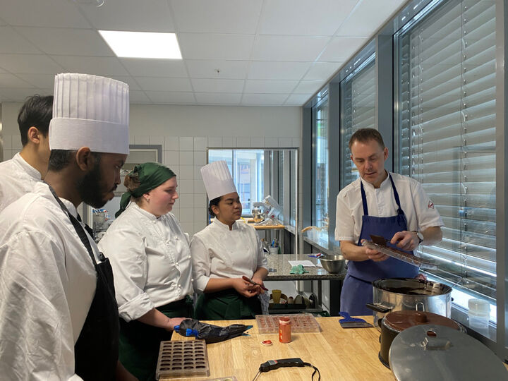 Foto: Alfred Haukeland Elevar frå RM og kokk frå Quality hotell lagar konfekt