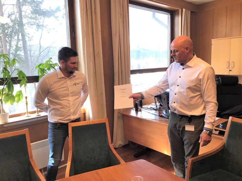 Ordfører Nils Olav Larsen og Telenors Anders Berg Westgaard med Stallemokontrakten.