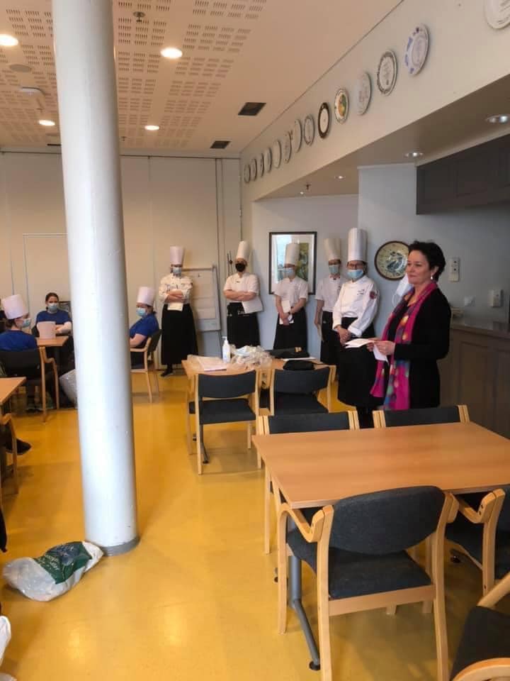 rektor Liv Horvei og personar i kvite kokkeklede
