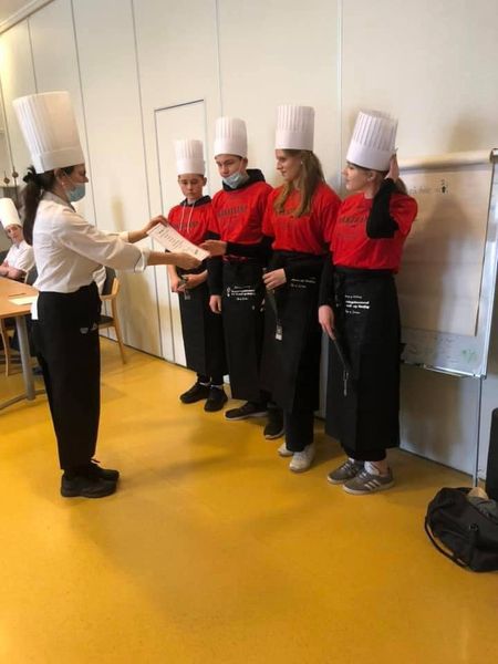 kokk sammen med ungdom i raude t-skjorter