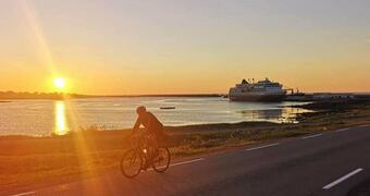 Ulf Alexandersen - syklist og hurtigrute i solnedgang