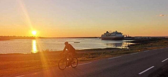 Ulf Alexandersen - syklist og hurtigrute i solnedgang