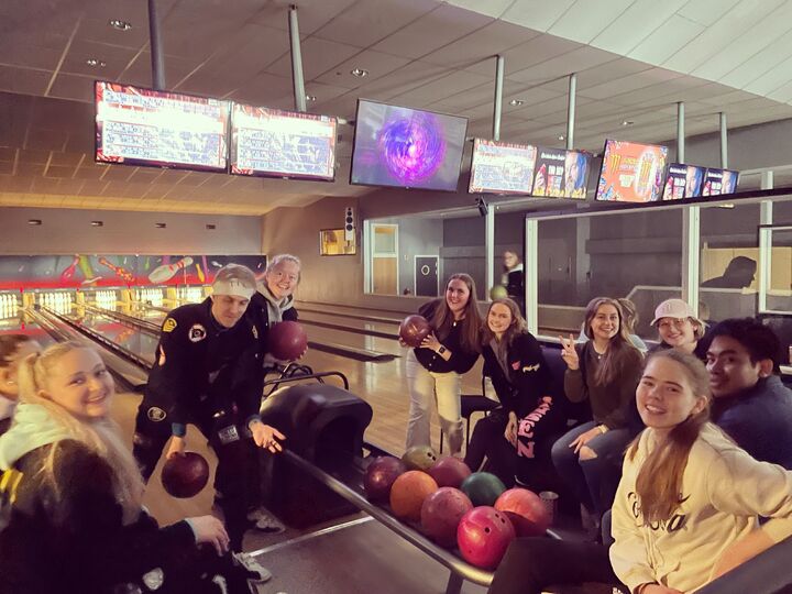 Ungdommar med bowlingkuler i bowlinghall Ungdommar med bowlingkuler i bowlinghall