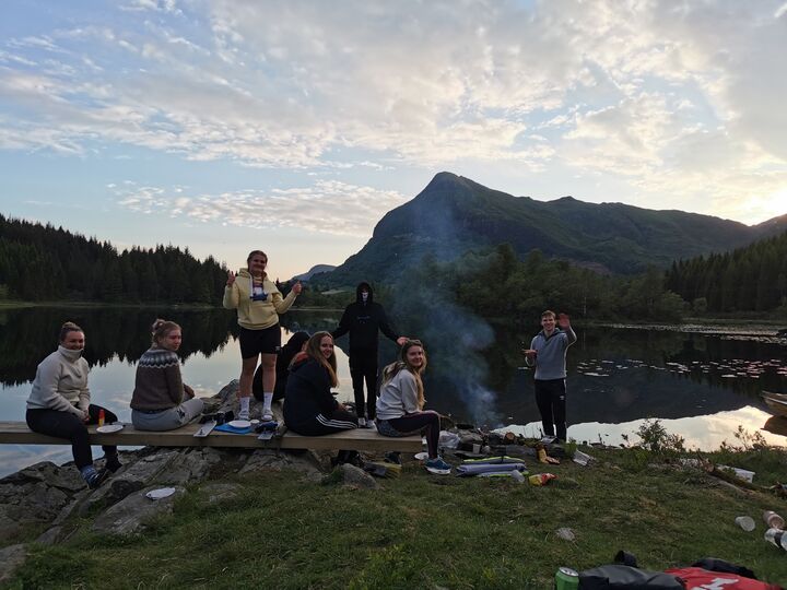 Foto: Tor Egil Furevikstrand Elevar kosar seg på Perkvieneset.