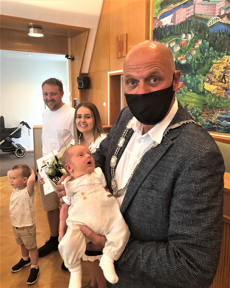 Elias Hægeland (født 25. mai) er innbygger 15.000 i Vennesla kommune. Her holdes han av en stolt ordfører. Bak: Endre, Isabell og Øyvind Hægeland.