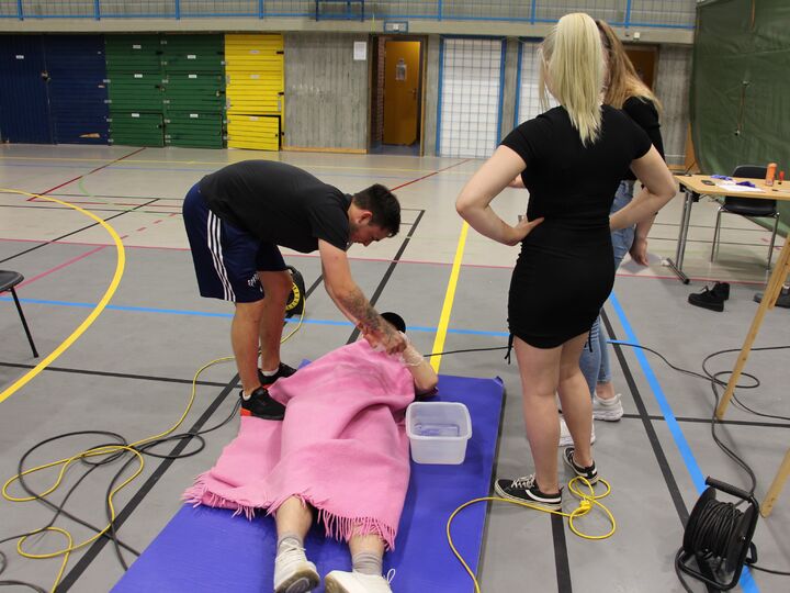 Foto: Christine Nikøy Elevar lærer førstehjelp