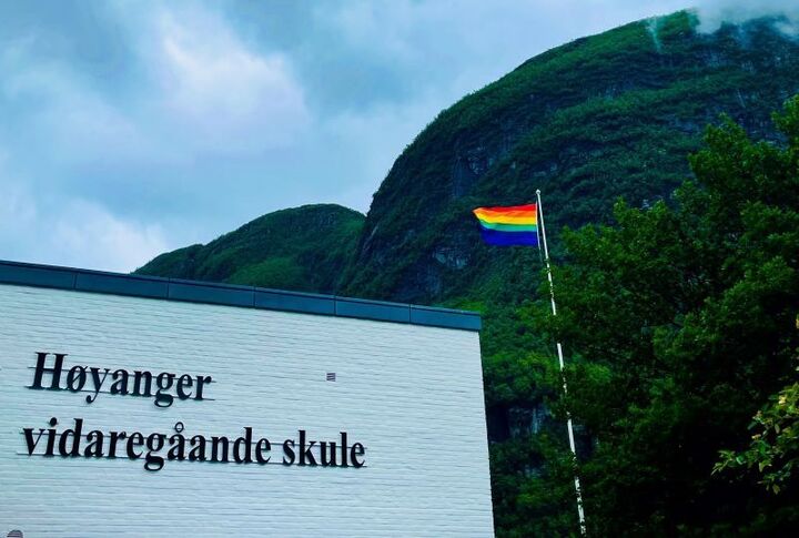 Prideflagg utanfor skulebygningen Prideflagg utanfor skulebygningen