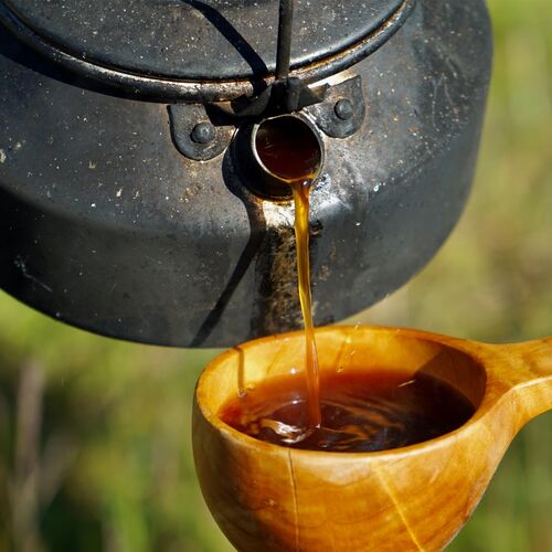 Skjenke kaffe i trekopp
