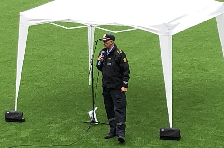 Politiet ved Stein Helge Selland Bilete syner Politi i uniform, ståande på fotballbana, som informerer elevar ved skulestart
