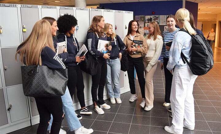 NYTT SKULEÅR: Sogndal vidaregåande skule har rundt 760 elevar fordelt på både studiespesialiserande og ei rekke yrkesfaglege programområde. Skulen ligg på Fosshaugane Campus, der elevar og tilsette flytta inn i nytt og samlokalisert bygg i 2017. (Foto: Vestland fylkeskommune) NYTT SKULEÅR: Sogndal vidaregåande skule har rundt 760 elevar fordelt på både studiespesialiserande og ei rekke yrkesfaglege programområde. Skulen ligg på Fosshaugane Campus, der elevar og tilsette flytta inn i nytt og samlokalisert bygg i 2017. (Foto: Vestland fylkeskommune)