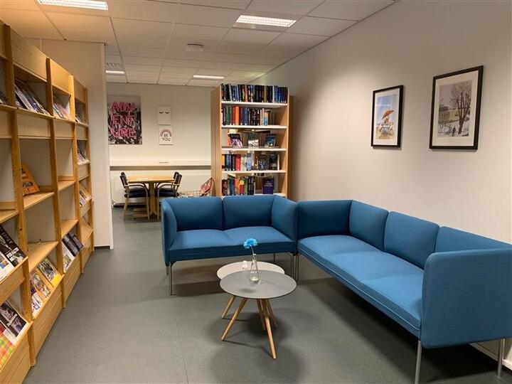 Hjørnesofa på skulebiblioteket Hjørnesofa på skulebiblioteket