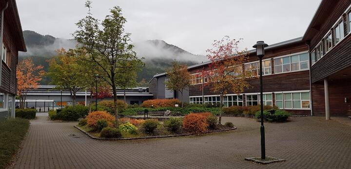 Uteområdet på vestsida av Stryn vgs Foto: Stryn vgs Uteområdet på vestsida av Stryn vgs Foto: Stryn vgs