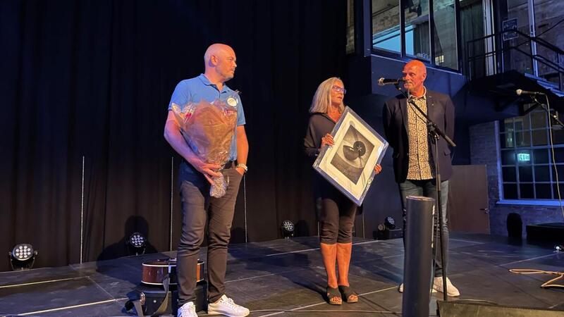 Kjetil Askedal og Torunn Mangseth mottar prisen "Årets bedrift av ordfører Nils Olav Larsen. Foto: Vennesla Tidende.