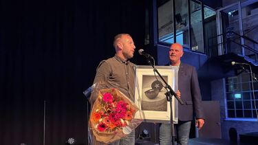 Kenneth Wikstøl mottar prisen som årets gründer av ordfører Nils Olav Larsen. Foto: Vennesla Tidende