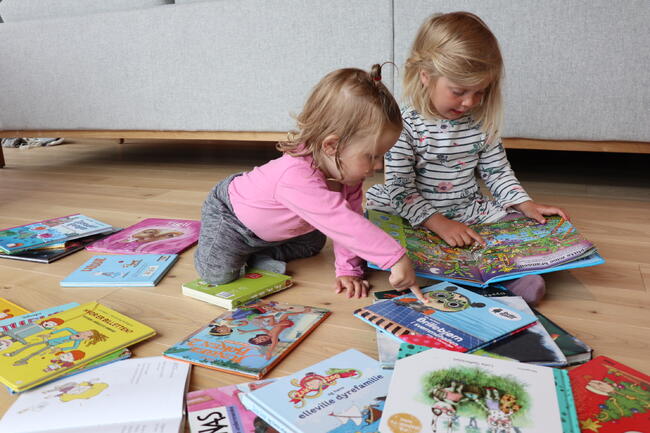 Bad i bøker: Nå finner du bibliotek både i barnehagen og på helsestasjonen, og barna kan bade i bøker!