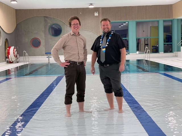 Jørgen og Rolf i basseng.jpg