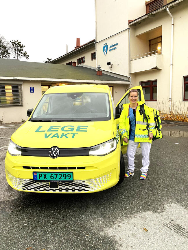 På veien nå: Lindesnes legevakt har styrket beredskapen med egen legevaktbil. Her er legevaktlege Theresa Franck. FOTO: Lindesnes legevakt