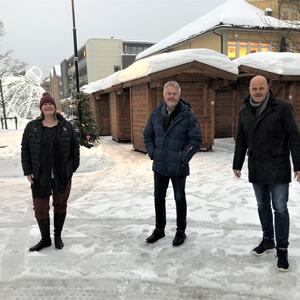 Adelheid F. Mykland, Odd Grønberg og Nils Olav Larsen måtte inspisere Julegada onsdag.  Det er et salig kaos i sentrum nå. Noen flytter snø, noen flytter boder, men alle gleder seg til fredag.