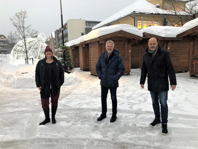 Adelheid F. Mykland, Odd Grønberg og Nils Olav Larsen måtte inspisere Julegada onsdag.  Det er et salig kaos i sentrum nå. Noen flytter snø, noen flytter boder, men alle gleder seg til fredag.