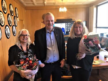 Rådmann Svein Skisland kalte inn Kate Joreid og Kristin Kollen til ordførerkontoret. Der overrasket han med blomster, takk og prisutdeling på TV fra Arendal. De ante ingenting på forhånd.