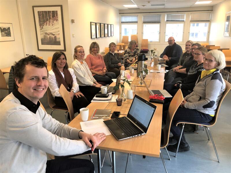 PROSJEKTGRUPPA: Eirik Haanes koordinerer arbeidet. Bak fra venstre: rådgiver helse og omsorg, May Lene Uberg, helsesykepleier flyktninger Tone Sagen, Randi Fjellestad og Frøydis Solberg fra Vennesla voksenopplæringssenter, flyktningekoordinator Berit Ramsland, Lars-Otto Nome fra psykisk helsetjeneste, Bodil Domingos fra koordinerende enhet, Gry Sørensen fra boligkontoret, Torunn Stølen Omdal fra koordinerende enhet og Inger C. Neset fra byggforvaltning.