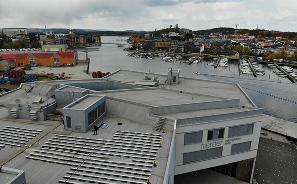 Dronebilde som viser solcelleanlegget på taket av Færder videregående skole, med kanalen i Tønsberg, Kaldnes og byen i bakgrunnen. Foto: Erik Moen
