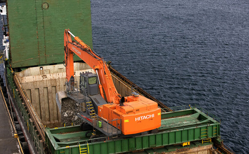 Totalt 12 000 tonn revet betong lastes på båt og fraktes til Nederland hvor det skal brukes som tilslag inn i ny betong og veibygging. Foto: Steinar Figved