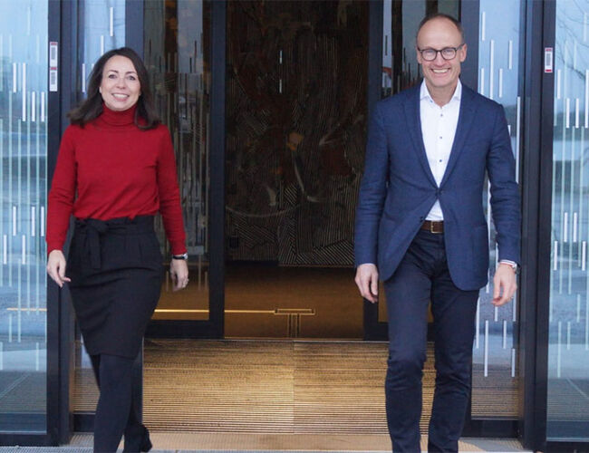Strategidirektør Tonje Foss og Administrerende direktør Nils Kristian Nakstad i Enova har inngått en ny styringsavtale med sin eier, Klima- og miljødepartementet. Foto: Enova
