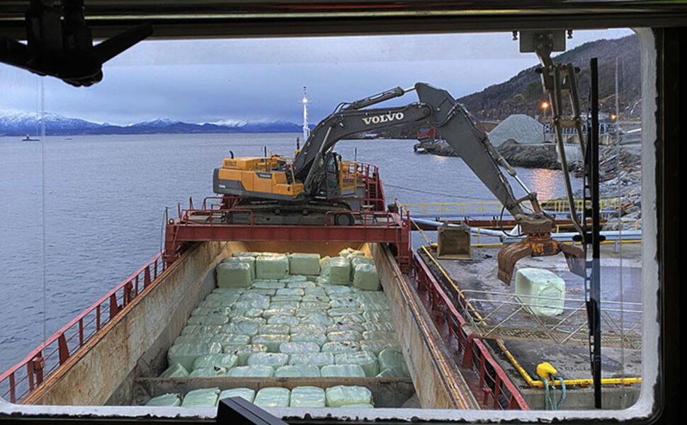 Iris sendte nylig den første båtlasten med restavfall til Kvitebjørn Varmes energigjenvinningsanlegg i Tromsø. Foto: Iris<br /><br />