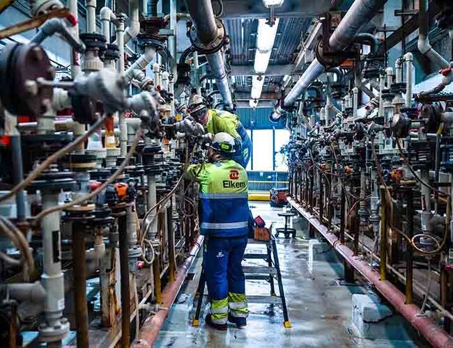 Medarbeiderne ved Elkem Bremanger skal ta i bruk ny teknologi som muliggjør utnyttelse av hydrogen som ellers ville ha gått tapt. Foto: Elkem