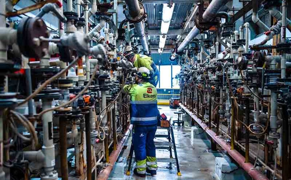Medarbeiderne ved Elkem Bremanger skal ta i bruk ny teknologi som muliggjør utnyttelse av hydrogen som ellers ville ha gått tapt. Foto: Elkem