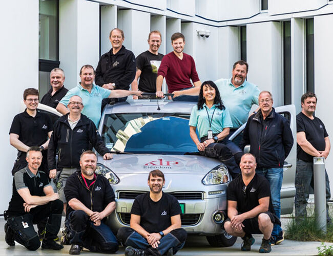 Vinnerteamet, f.v.: Tommy Bogan Larsen, Roger Hulsund, Roy Buarø, Snorre Almås, Terje Stein, Morten Følstad, Jonas Brenntrø, Roger Dahl, Jorunn Iren Husby, Stein Arve Nilsen og Ole Axel Frengen. Sittende foran: Frank Nilsen, Thomas Rise Refsnes, Jan Olav Jensen og Bendik Slind. Foto: Foto: Inbovi AS