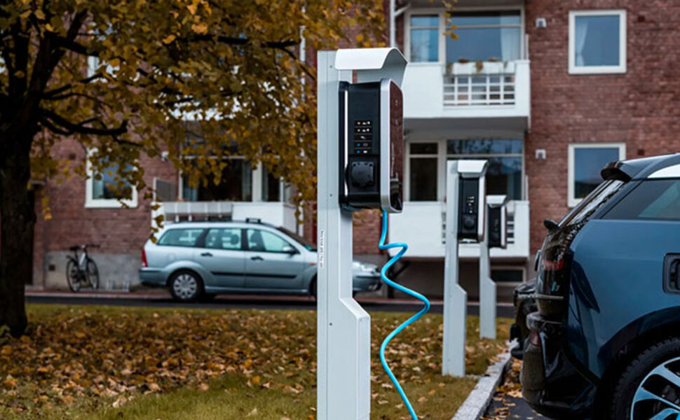 Analysen til Defa viser at hver bil i gjennomsnitt får 11,98 kWh hver gang den lader. Foto: Defa