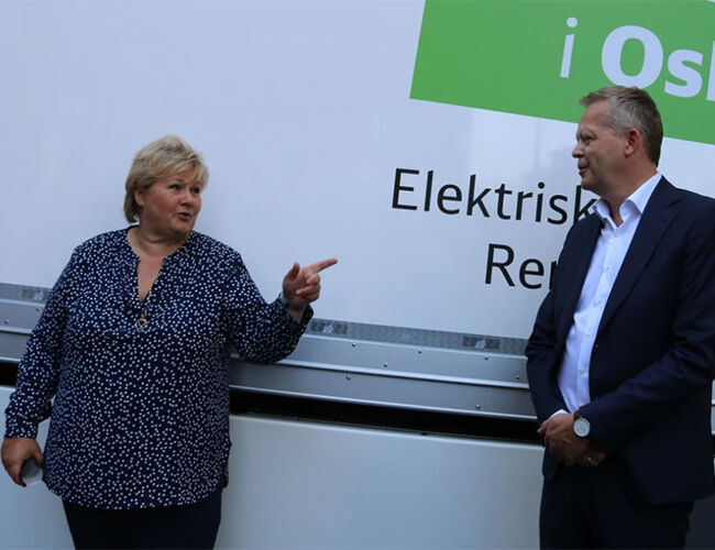 Statsminister Erna Solberg og Knut Eriksmoen, adm.direktør i Schenker Norge. Foto: DB Schenker