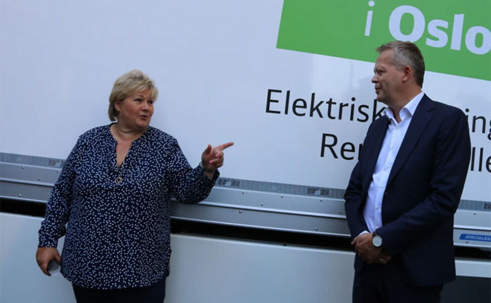 Statsminister Erna Solberg og Knut Eriksmoen, adm.direktør i Schenker Norge. Foto: DB Schenker