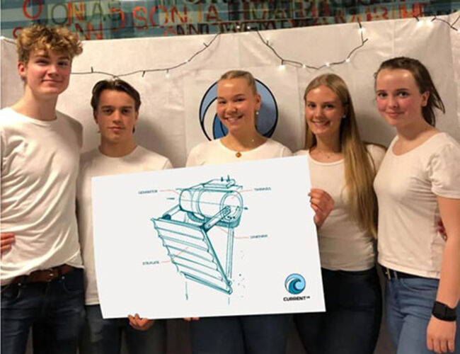 Bølgekraftverket boltes fast i en bergside slik at det får en naturlig sterk struktur, og det gir en optimal plassering med tanke på reparasjon. Fra venstre: Isak Dammen, Morten Rein, Astrid Berg Larsen, Hanna Bjørnstad Hellem og Kajsa Bergstrøm. Foto: Ungt Entreprenørskap Norge
