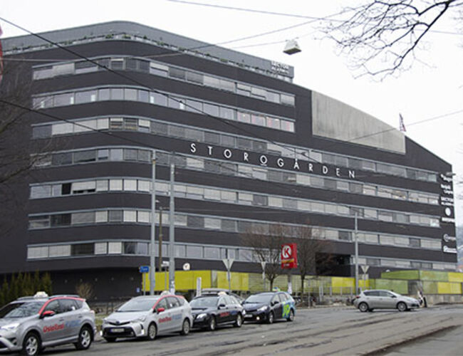 Dette kontorbygget på Storo i Oslo, har fjernet to elkjeler, hver på 700 kW, og koblet på fjernvarme for å få nettkapasitet til elbillading. Foto: Tekniske Nyheter