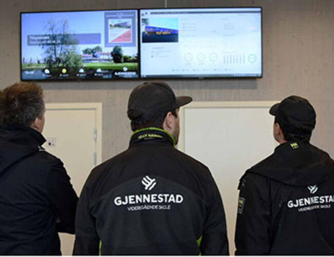 Ved hovedinngangen til Gjennestad videregående skole kan vi se data fra GK Cloud-løsningen. Foto: GK