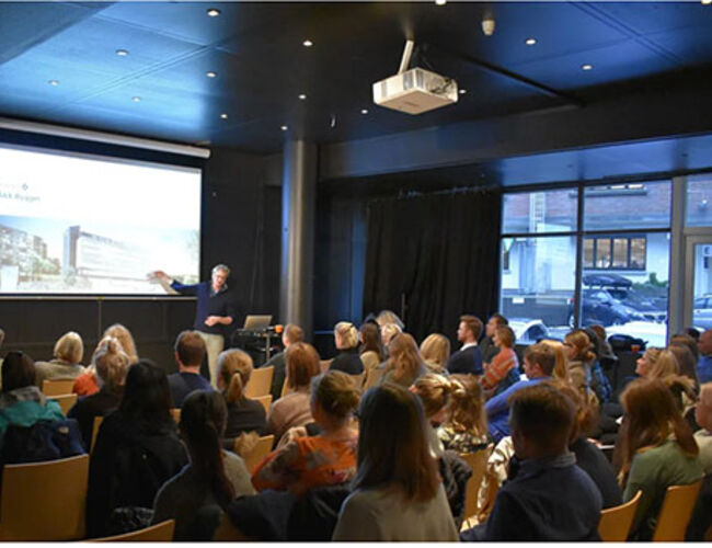 Grønn Byggallianse opplever stor etterspørsel etter kurs og arrangementer. Nå utvider vi kurstilbudet innen grønn eiendomsdrift. Illustrasjonsbilde fra et annet arrangement. Foto: Grønn Byggallianse