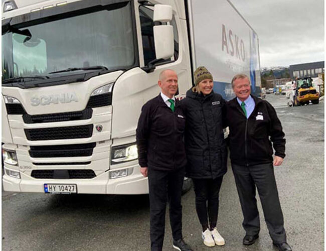 Fra venstre: Adm. dir. Asko Midt-Norge, Jørn A. Endresen, salgsdirektør i Scania, Karin Rådström og styreleder i Asko Torbjørn Johannson. Foto: Asko