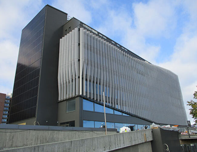 Det BREEAM Outstanding-sertifiserte MAX-bygget i Tempeveien 22 er kledd med både solcellepaneler og stående, perforerte aluminiumslameller, som tar unna det aller meste av solinnslipp. Foto: Norconsult