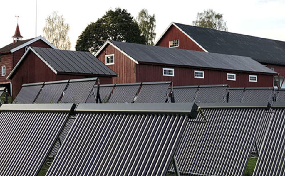 260 m<sup>2</sup> med vakuumrørsolfangere er installert på Gjønnes gård. Foto: Gjønnes Energi