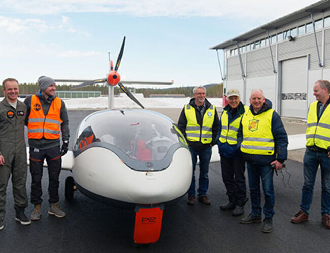 Fra venstre: Eskil Amdal, testpilot; Tomas Brødreskift, designer; Knut Brødreskift, ingeniør; Jon Roger Fossen, tekniker; Ole Erik Løken, pilot, og Tron Andersen, prototypemaker. Foto: Equator Aircraft