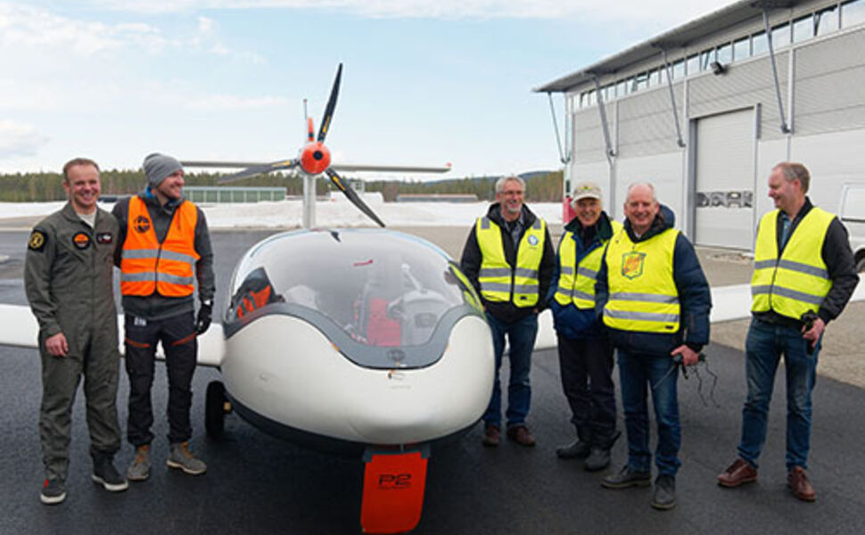 Fra venstre: Eskil Amdal, testpilot; Tomas Brødreskift, designer; Knut Brødreskift, ingeniør; Jon Roger Fossen, tekniker; Ole Erik Løken, pilot, og Tron Andersen, prototypemaker. Foto: Equator Aircraft