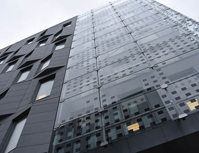 Fasaden og taket på Schweigaardsgate 33 er spekket med solcellepaneler. Målet er å produsere 100 000 kWh i året, noe som vil dekke kjølebehovet i bygget. Foto: Tora Hope/Grønn Byggallianse<br /><br />