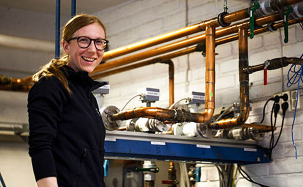 Senioringeniør Karolina Stråby fra Sintef ser på dimensjonering av rør i forhold til behovet for varmt tappevann. Foto: Remy Eik, Sintef<br /><br />