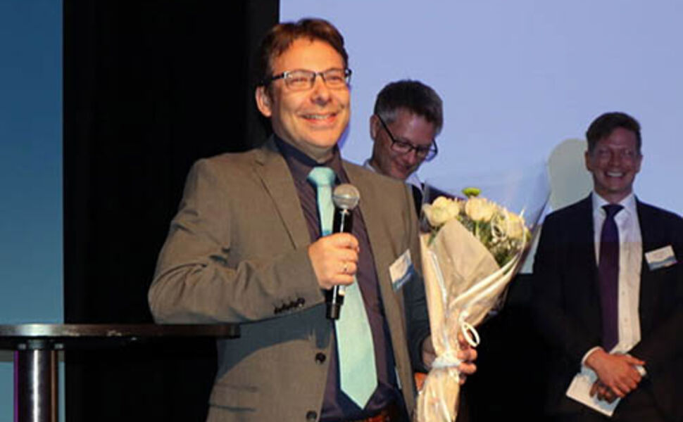 En glad og rørt Steffen Møller-Holst takker for tildelingen av Hydrogenprisen 2018. I bakgrunnen Anders Ødegård og Bjørn Simonsen i juryen. Foto: Hydrogen.no